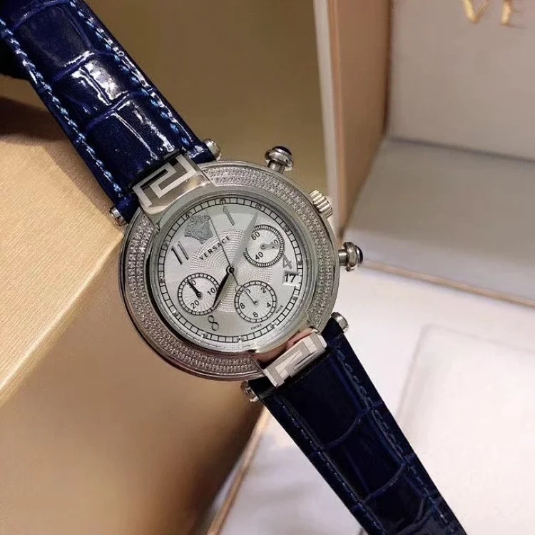 Versace's popular limited edition is now online, with its beautiful youthfulness, taking you into the modern era of the Fan family and releasing its modern appeal.