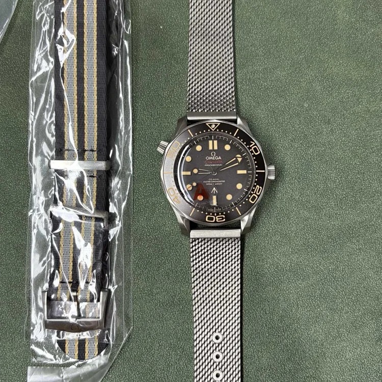 Apple Watch (1266) (extra charge for watch strap, please contact customer service)