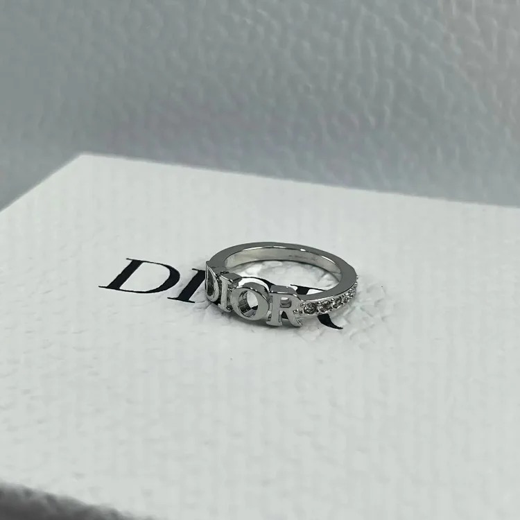 High-quality light luxury ring that won’t fade for couples sheet.cheap