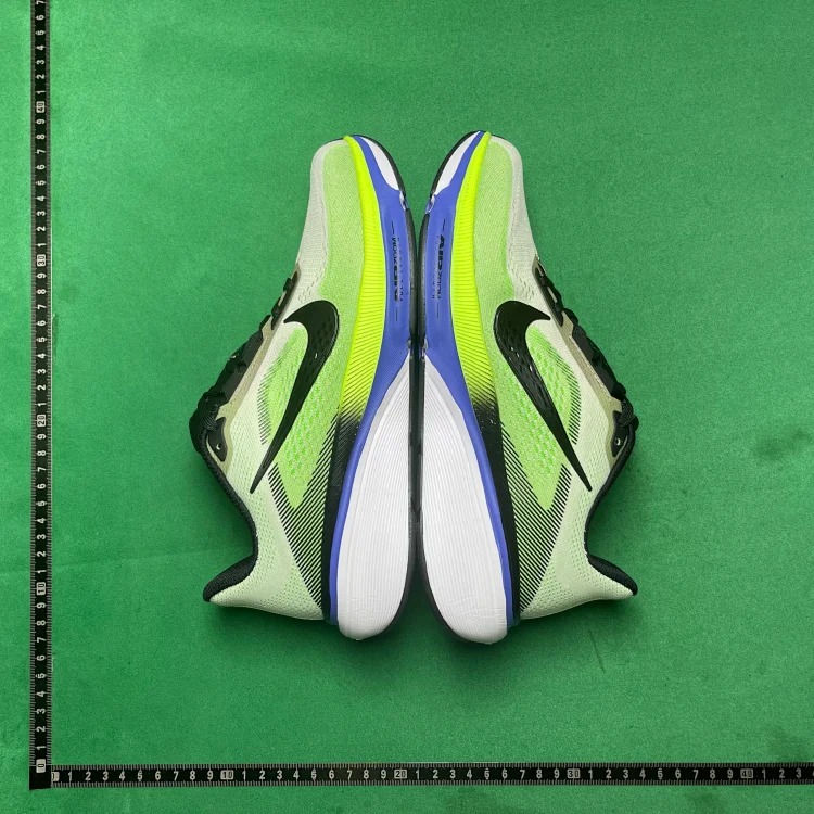 Comfortable fit, breathable and resilient running shoes B0D image 4
