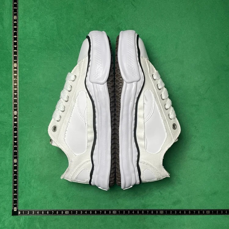 Comfortable low-top fashionable sneakers B7D