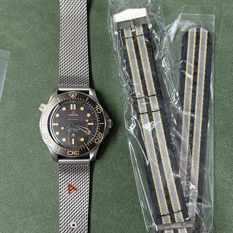 Apple Watch (407) (extra charge for watch strap, please contact customer service)