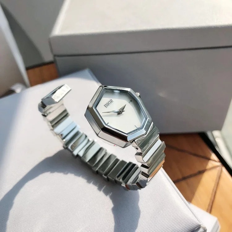 Original order The new Dior women’s quartz watch is exclusively available for sale Endorsed by many celebrities Genuine original quality, original one-to-one mold making, all details follow
