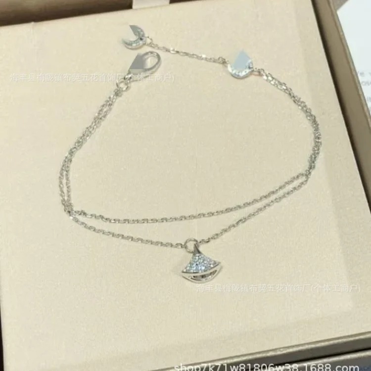 V Jinbaojia small skirt double-layer bracelet fan white mother-of-pearl chalcedony plated 18k rose gold fan-shaped diamond light luxury image 3