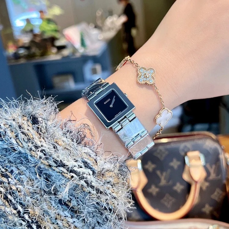 Gucci's second-hand watch "Little TV" is very much like the black and white TV of my childhood. It is square and minimalist. Simplicity is high-end