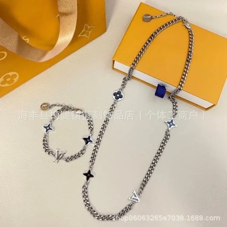 New four-leaf clover European and American V-shaped bracelet black drop oil round square four-leaf flower necklace couple model cross-border