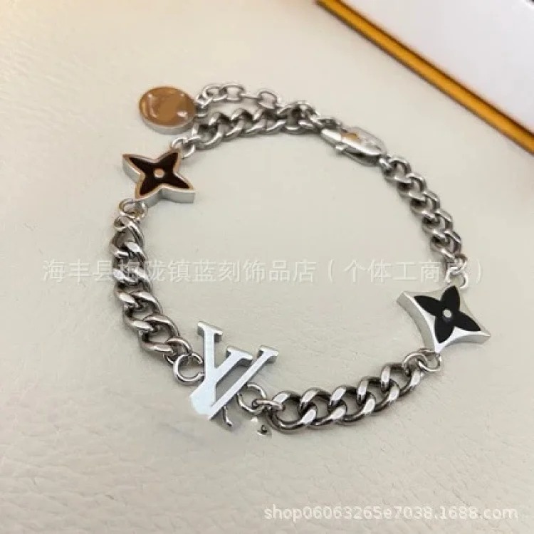 New four-leaf clover European and American V-shaped bracelet black drop oil round square four-leaf flower necklace couple model cross-border