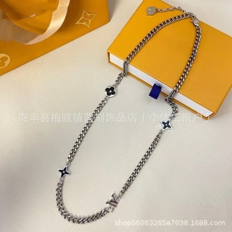 New four-leaf clover European and American V-shaped bracelet black drop oil round square four-leaf flower necklace couple model cross-border
