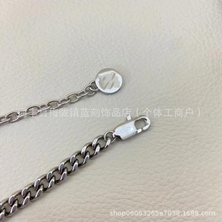 New four-leaf clover European and American V-shaped bracelet black drop oil round square four-leaf flower necklace couple model cross-border