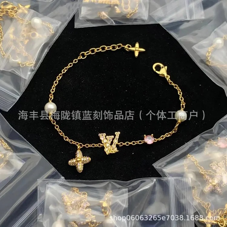 High golden bee cartoon doll letter bracelet four-leaf clover pendant color-preserving jewelry bracelet