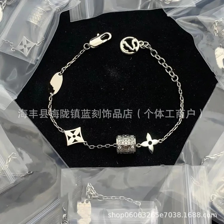High golden bee cartoon doll letter bracelet four-leaf clover pendant color-preserving jewelry bracelet