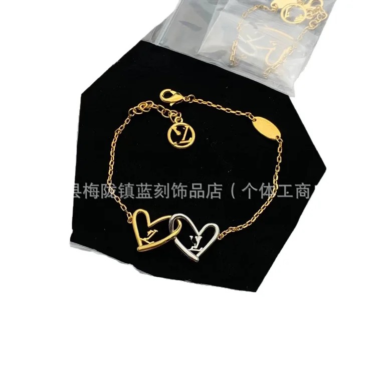 High golden bee cartoon doll letter bracelet four-leaf clover pendant color-preserving jewelry bracelet