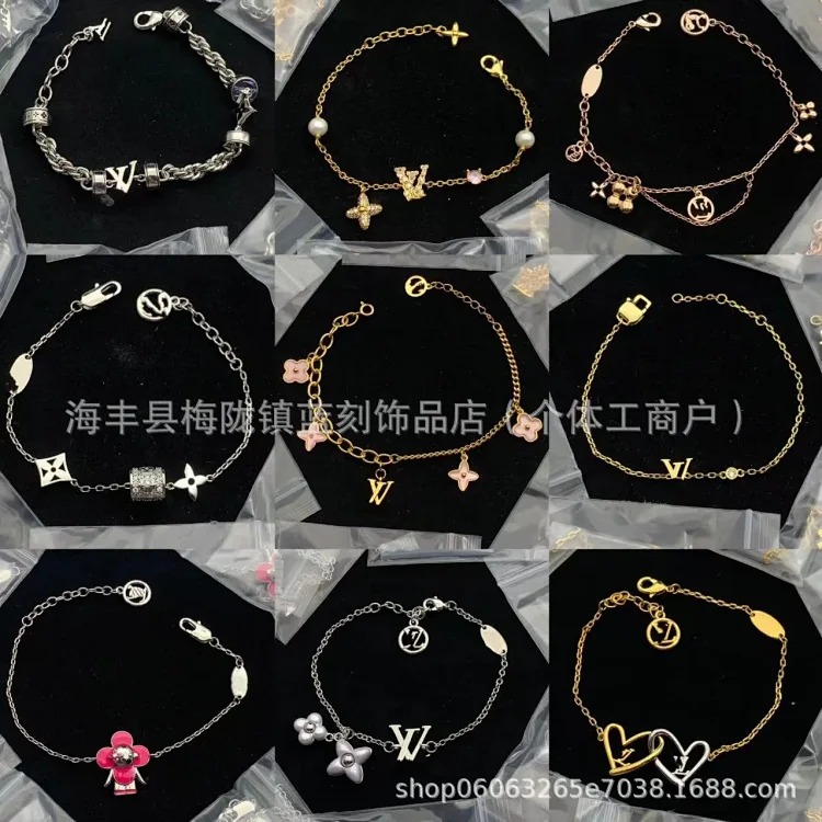 High golden bee cartoon doll letter bracelet four-leaf clover pendant color-preserving jewelry bracelet