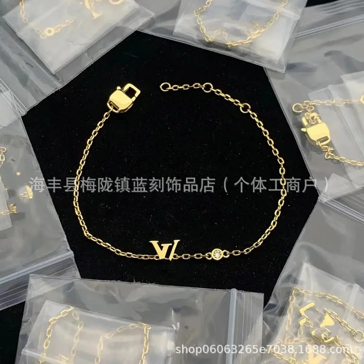 High golden bee cartoon doll letter bracelet four-leaf clover pendant color-preserving jewelry bracelet