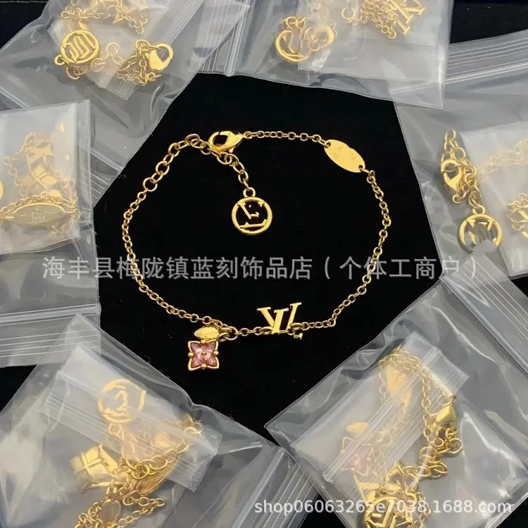 High golden bee cartoon doll letter bracelet four-leaf clover pendant color-preserving jewelry bracelet