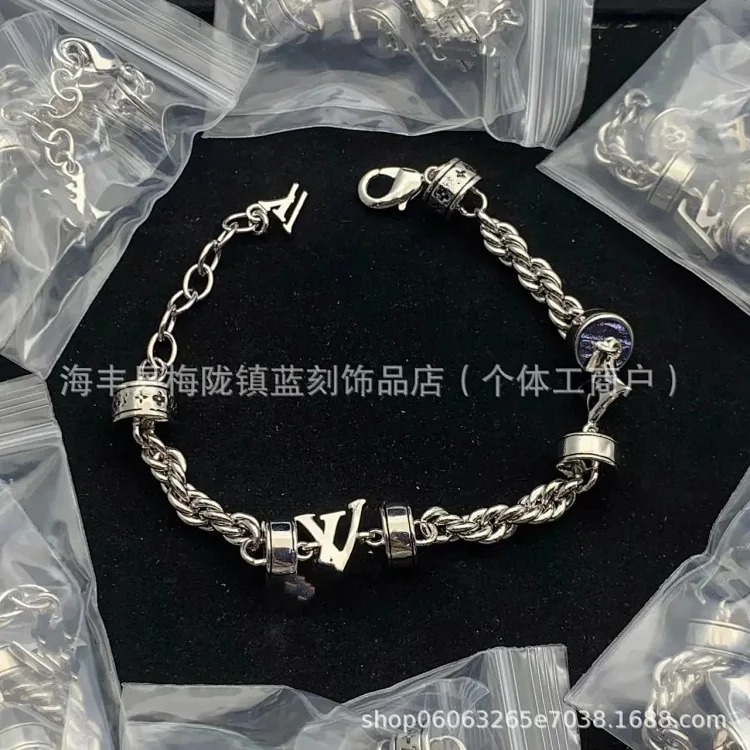 High golden bee cartoon doll letter bracelet four-leaf clover pendant color-preserving jewelry bracelet