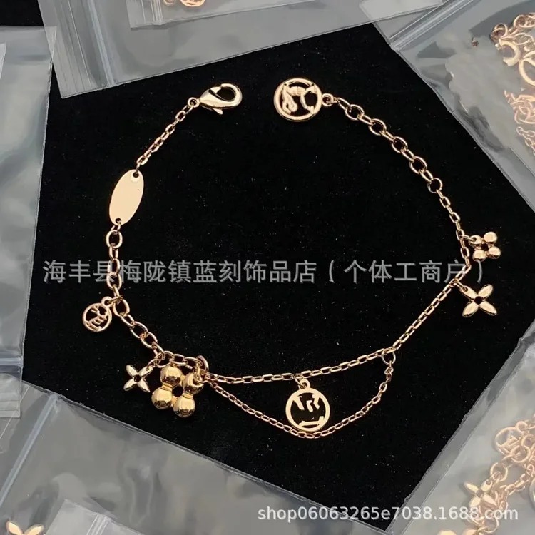 High golden bee cartoon doll letter bracelet four-leaf clover pendant color-preserving jewelry bracelet
