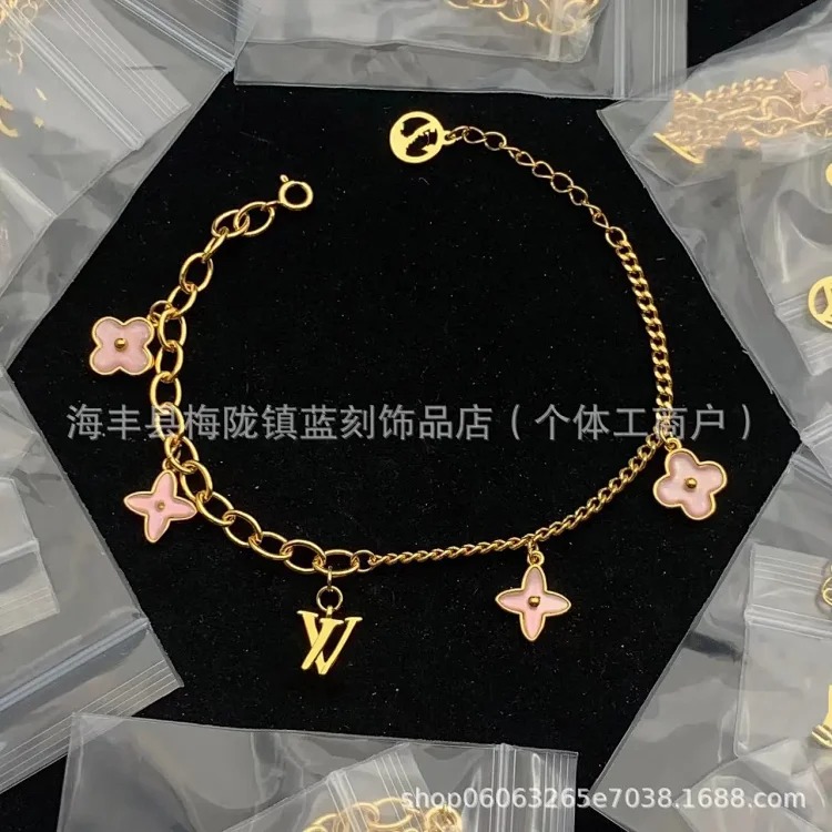 High golden bee cartoon doll letter bracelet four-leaf clover pendant color-preserving jewelry bracelet
