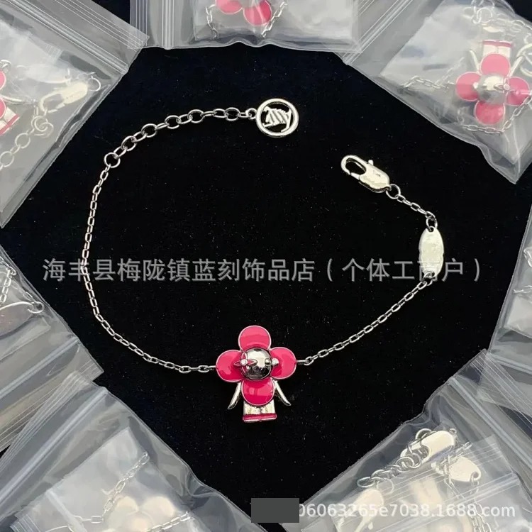 High golden bee cartoon doll letter bracelet four-leaf clover pendant color-preserving jewelry bracelet