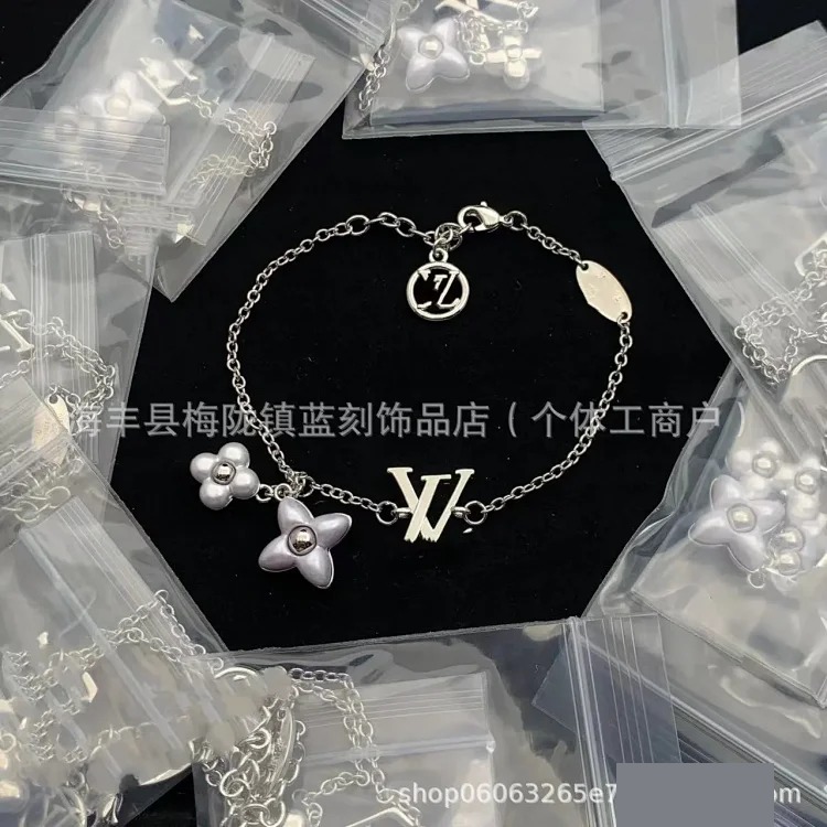 High golden bee cartoon doll letter bracelet four-leaf clover pendant color-preserving jewelry bracelet