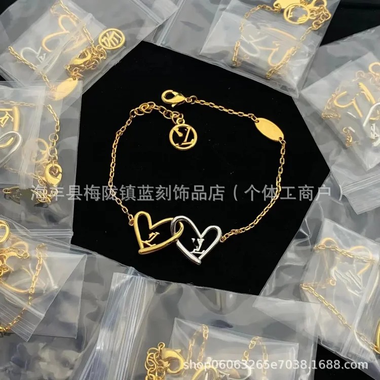 High golden bee cartoon doll letter bracelet four-leaf clover pendant color-preserving jewelry bracelet