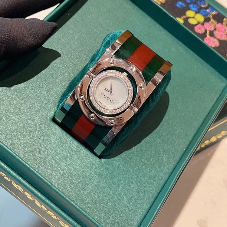 Gucci's latest acrylic goddess bracelet series watch.