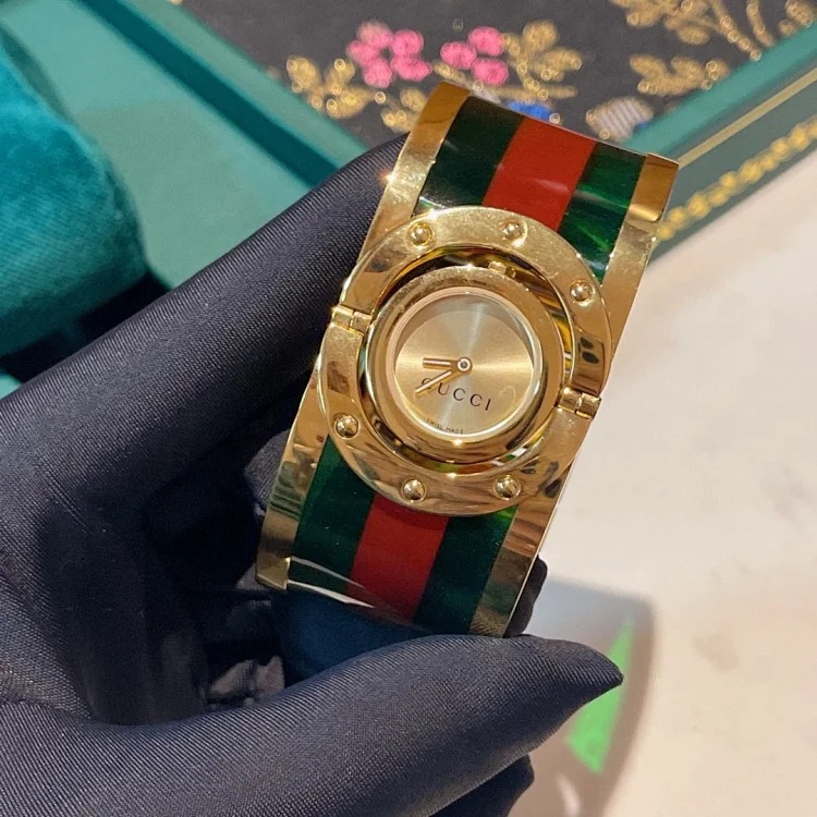 Gucci's latest acrylic goddess bracelet series watch.