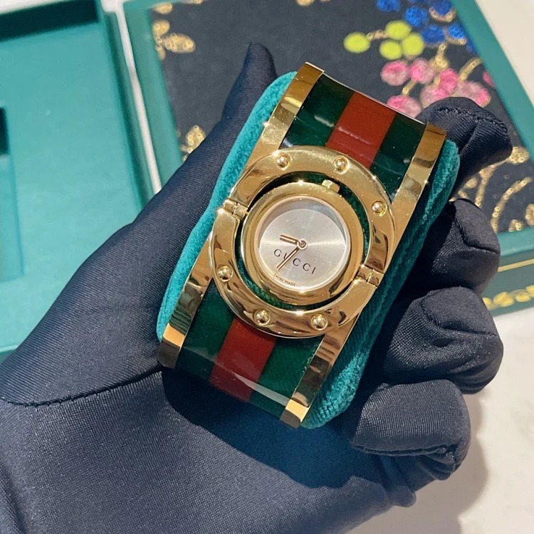 Gucci's latest acrylic goddess bracelet series watch.