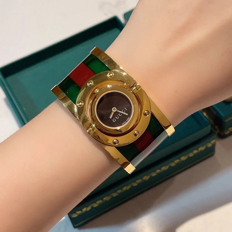 Gucci's latest acrylic goddess bracelet series watch.