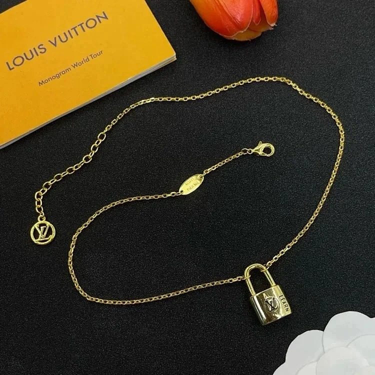 Necklace image 16