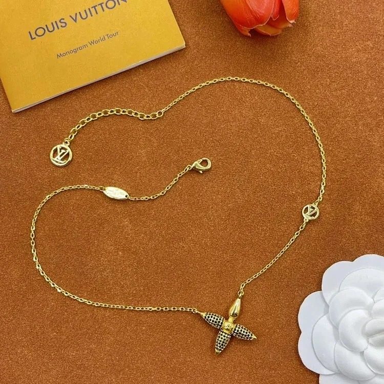 Necklace image 4