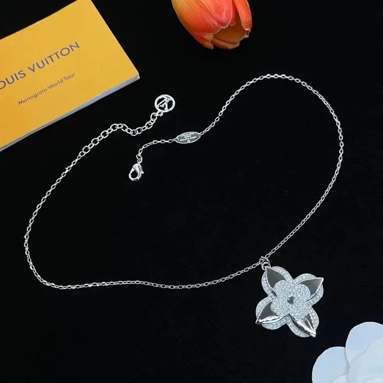 Necklace image 5