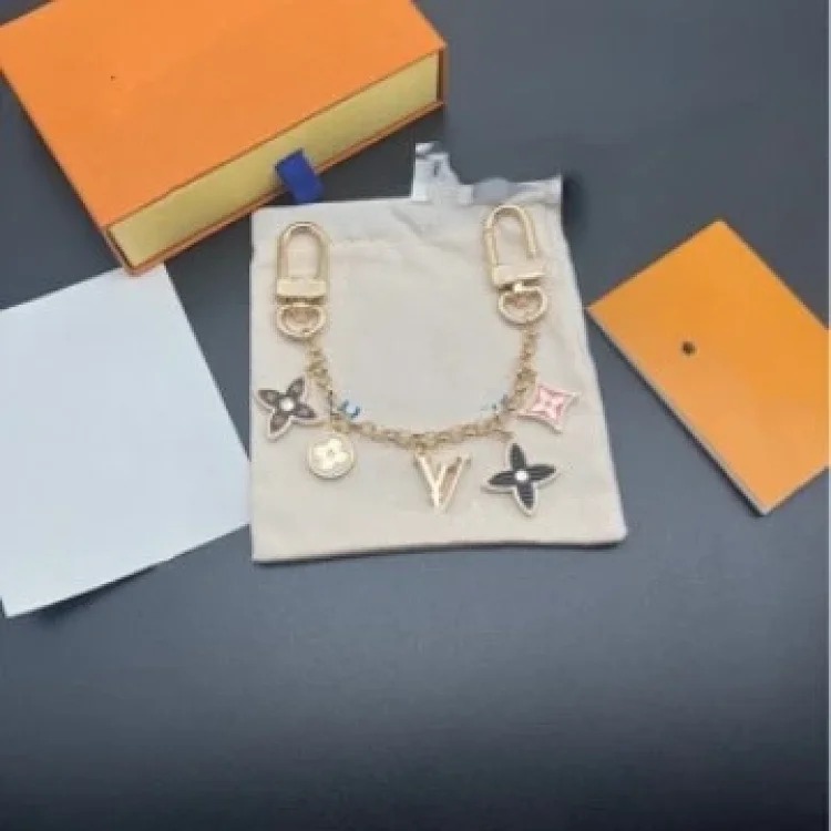 Louis Vuitton Fashionable multi-flower light luxury old flower four-leaf clover alloy sunflower keychain bag pendant decoration chain