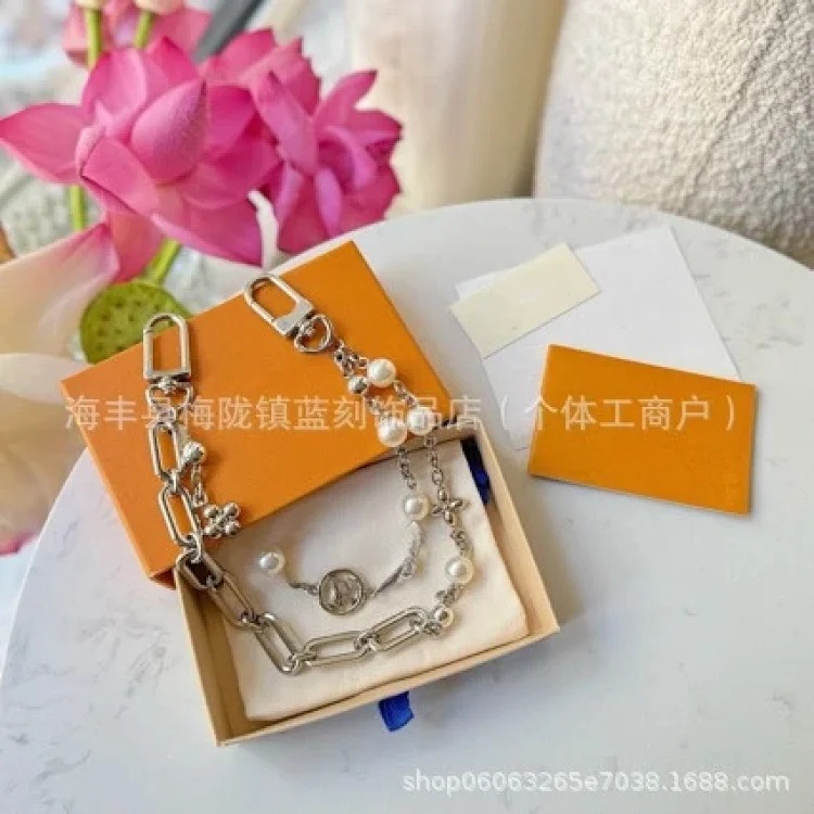 Louis Vuitton Fashionable multi-flower light luxury old flower four-leaf clover alloy sunflower keychain bag pendant decoration chain