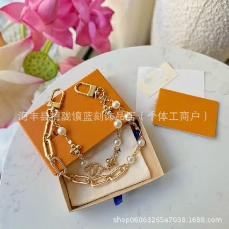 Louis Vuitton Fashionable multi-flower light luxury old flower four-leaf clover alloy sunflower keychain bag pendant decoration chain
