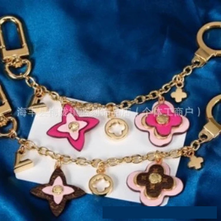 Louis Vuitton Fashionable multi-flower light luxury old flower four-leaf clover alloy sunflower keychain bag pendant decoration chain