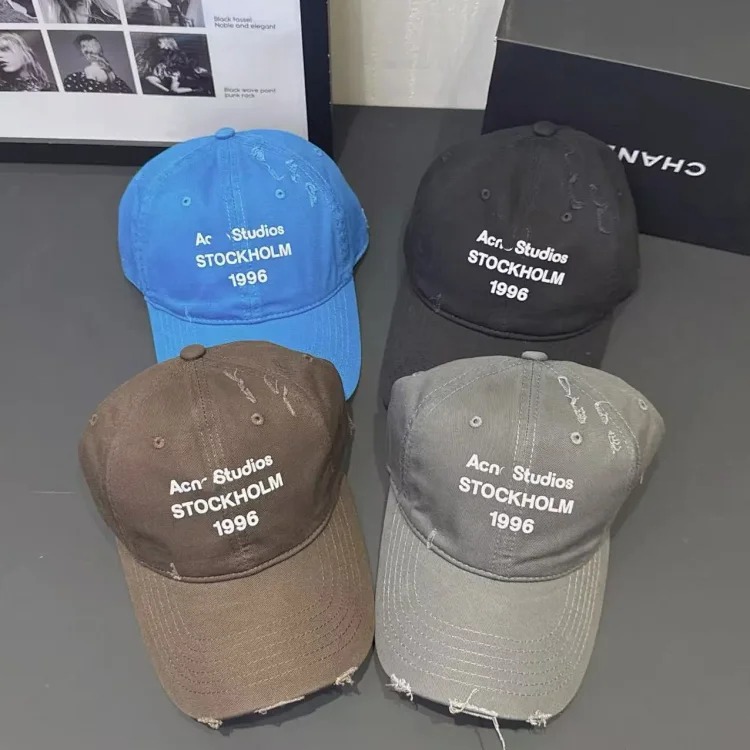 Baseball cap with holes and frayed edges, casual peaked cap with sun protection
