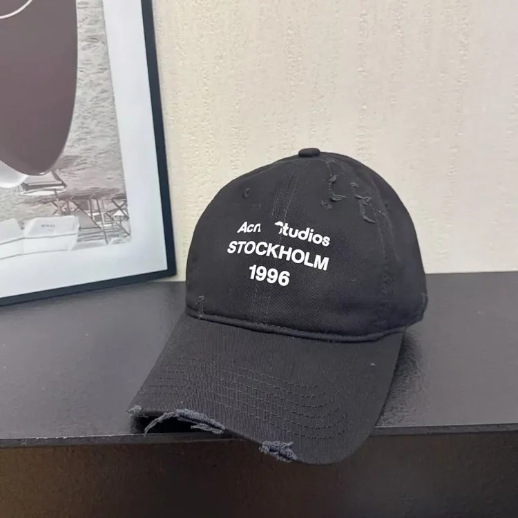 Baseball cap with holes and frayed edges, casual peaked cap with sun protection