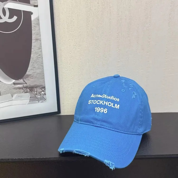 Baseball cap with holes and frayed edges, casual peaked cap with sun protection