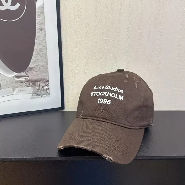 Baseball cap with holes and frayed edges, casual peaked cap with sun protection