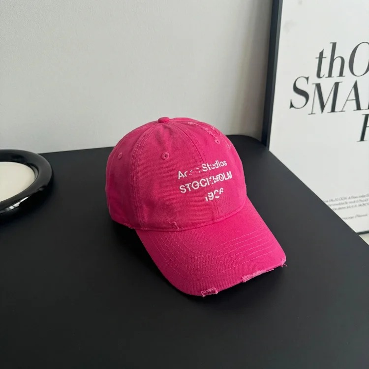 Baseball cap with holes and frayed edges, casual peaked cap with sun protection