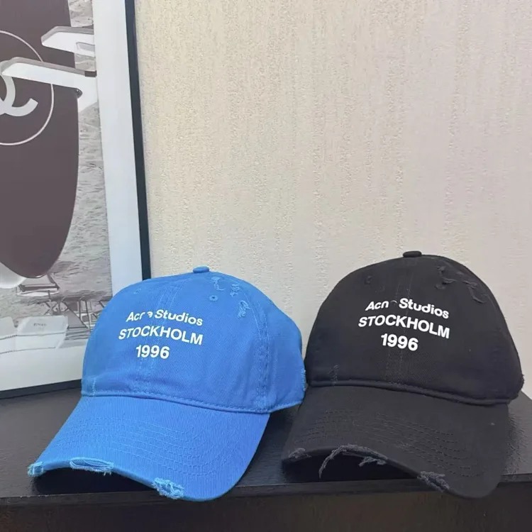 Baseball cap with holes and frayed edges, casual peaked cap with sun protection