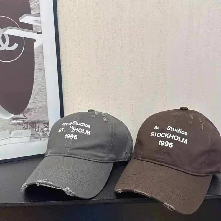 Baseball cap with holes and frayed edges, casual peaked cap with sun protection