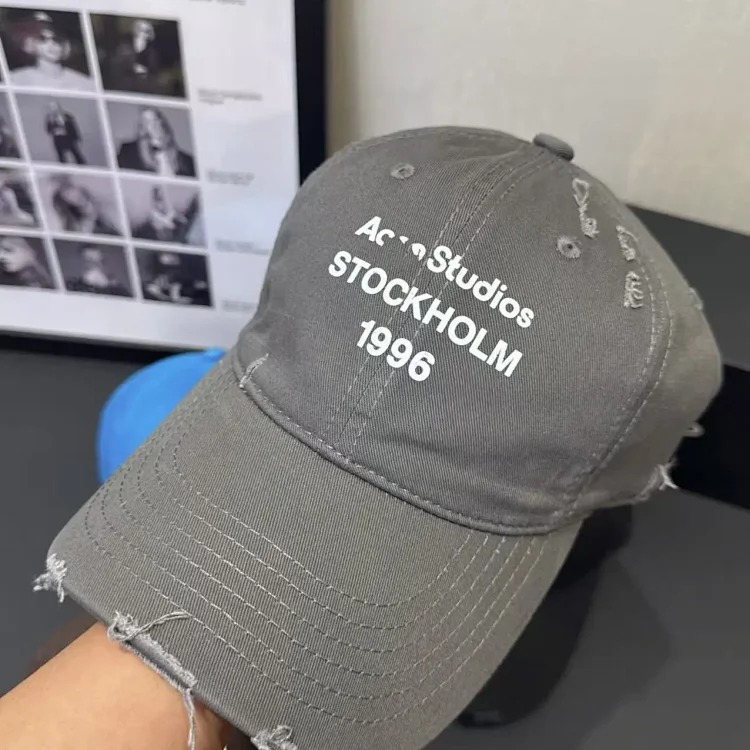 Baseball cap with holes and frayed edges, casual peaked cap with sun protection