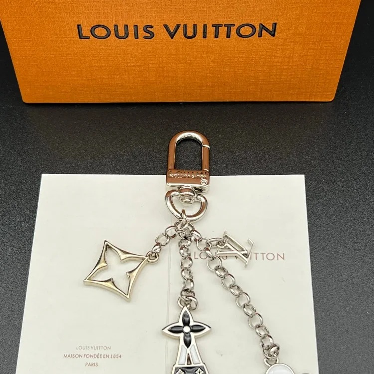 XXX-LYWD four-leaf clover and Eiffel Tower bag hanging keychain-3840