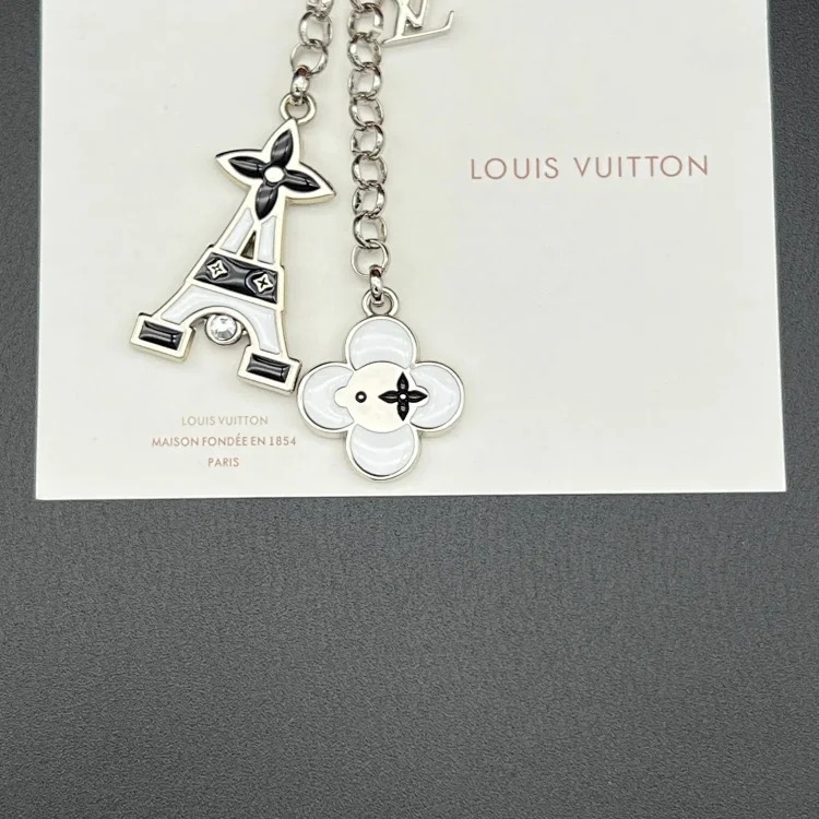 XXX-LYWD four-leaf clover and Eiffel Tower bag hanging keychain-3840