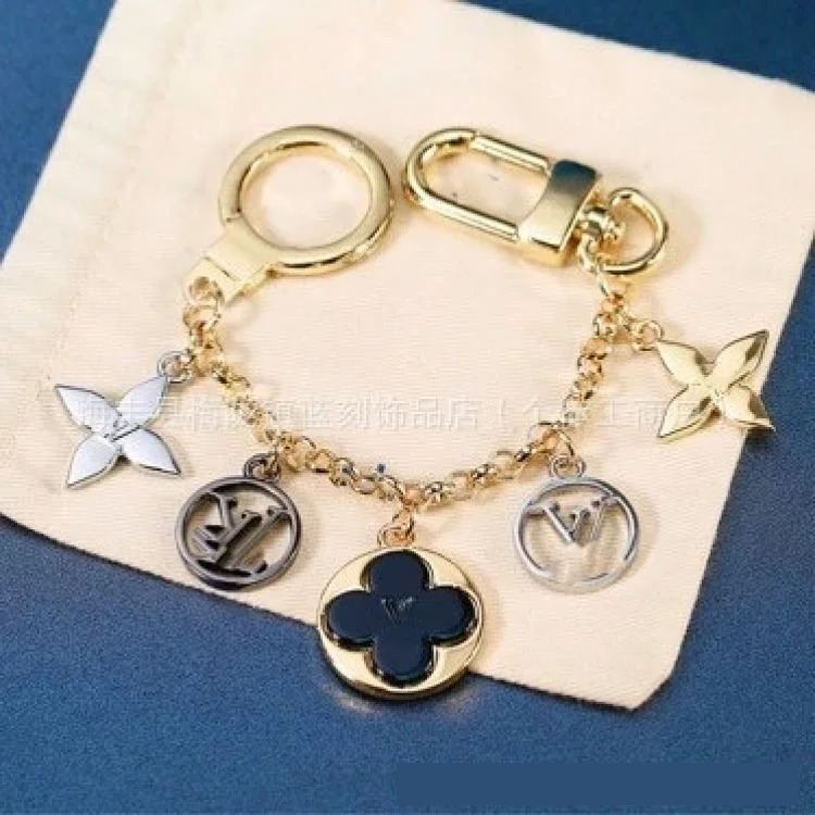 Letter hollow titanium steel metal keychain bag pendant round plate pendant car keychain