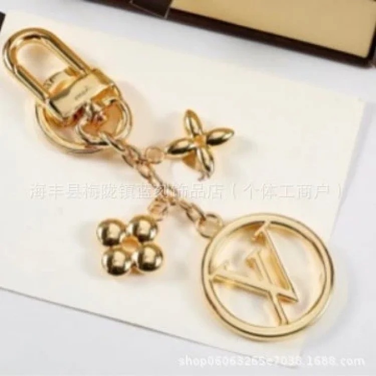 Letter hollow titanium steel metal keychain bag pendant round plate pendant car keychain