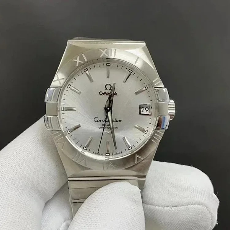 Fashionable and versatile watch 073