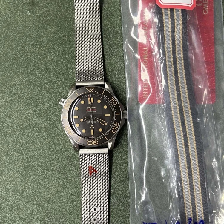Apple Watch (830) (extra charge for watch strap, please contact customer service)